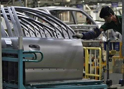 Slowdown puts auto sector in reverse gear  