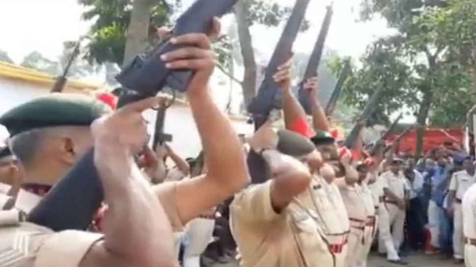 WATCH : Police rifles fail to boom during cremation of former Bihar CM Jagannath Mishra