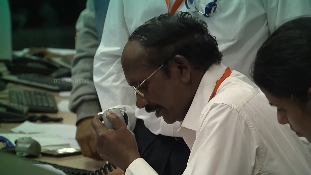 WATCH : ISRO chief breaks down, Modi hugs, consoles him