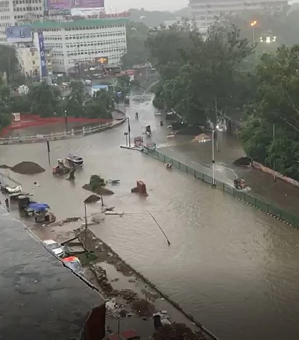 Flooded roads in Patna on Saturday after 48 hours of incessant rains (NH photo)