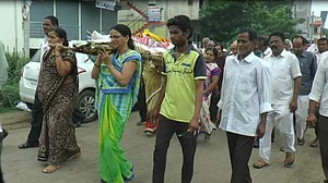 Daughters-in-law carry mother-in-law’s body for last rites