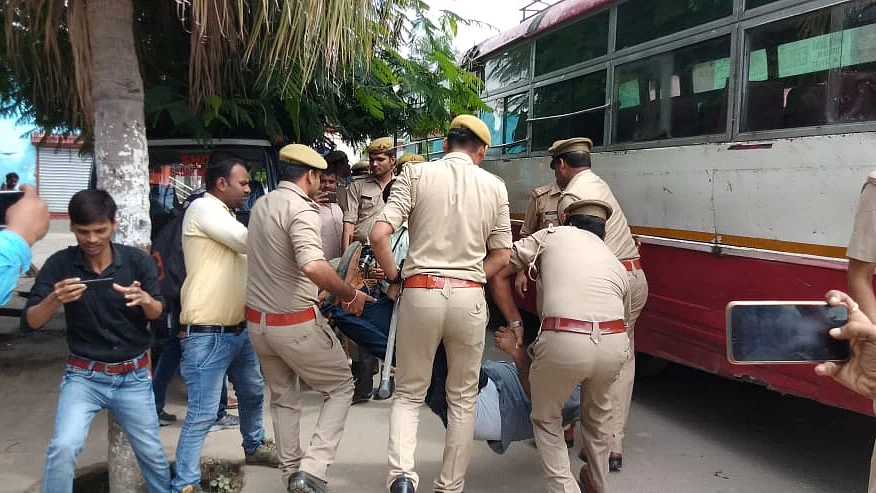 Congress members being arrested in Shahjahanpur