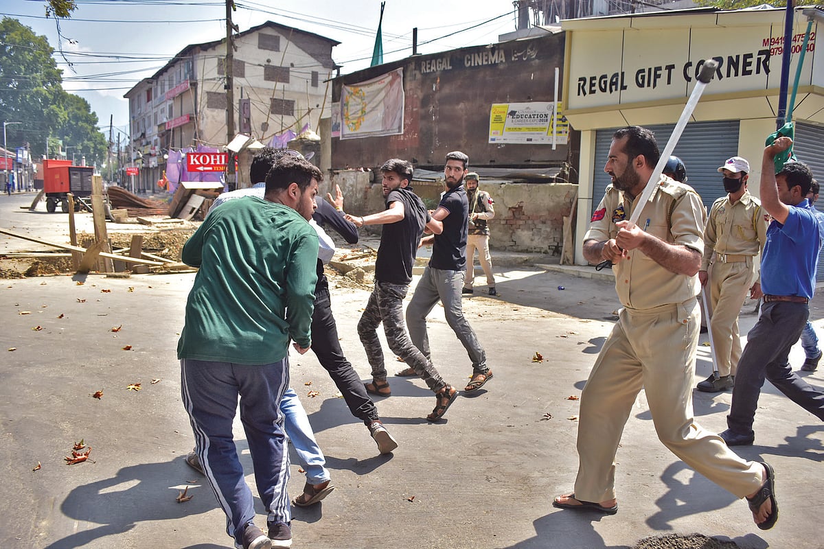 “Modi has destroyed us,” laments  vendor in Srinagar, wonders  why  honeymooning couples would return 