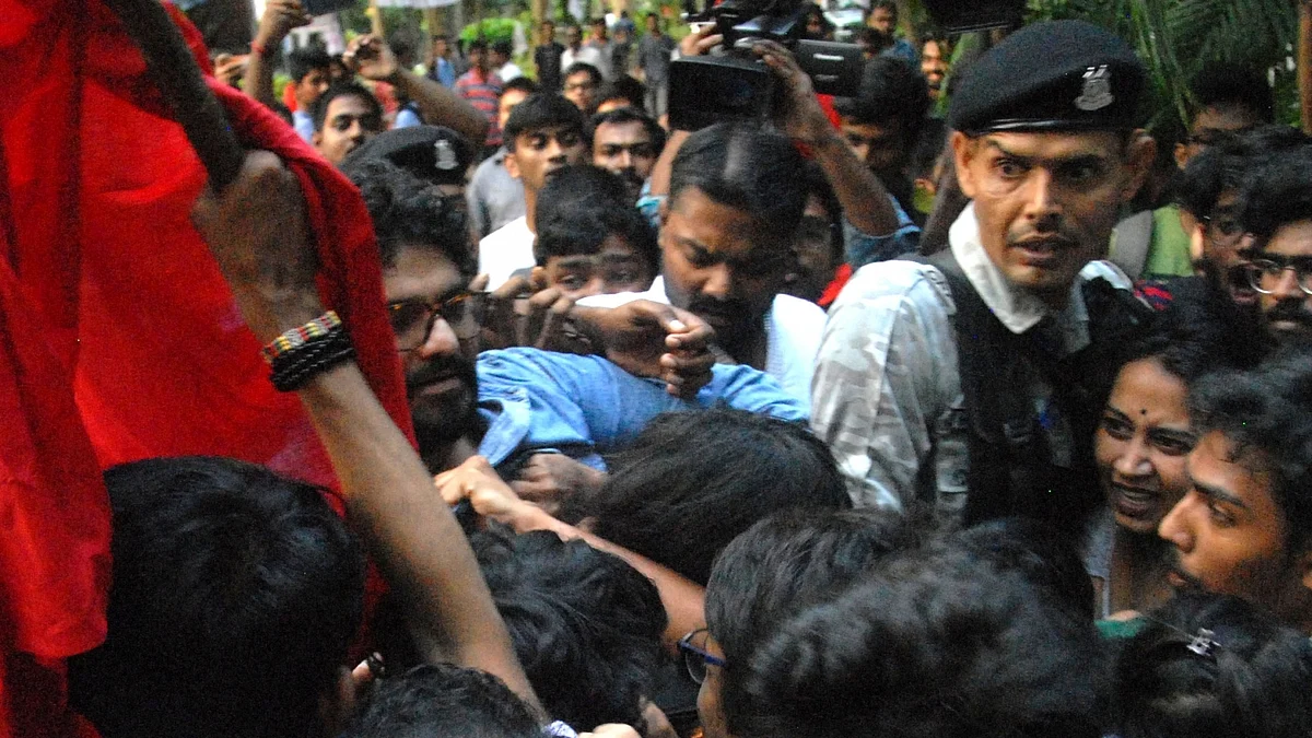 Union Minister Babul Supriyo heckled by a section of students of Jadavpur University during his visit to the campus to attend an event organised by the Akhil Bharatiya Vidyarthi Parishad (ABVP) in Kolkata on Sep 19, 2019. (IANS Photo)