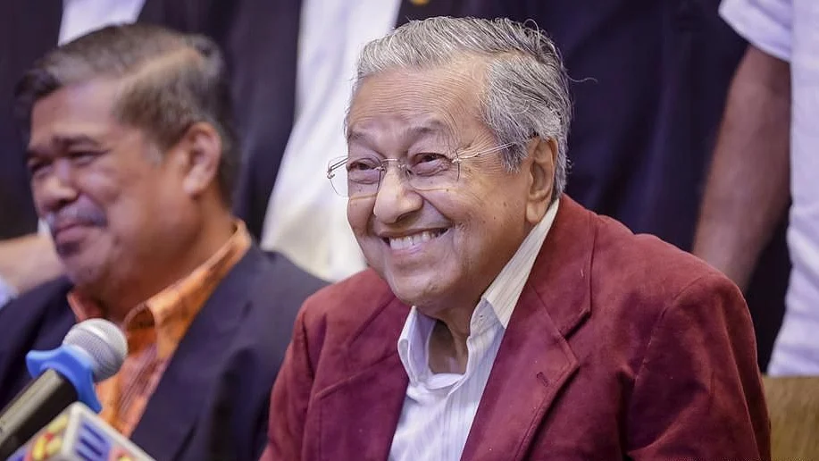 Malaysia’s Mahathir Mohamad sworn in