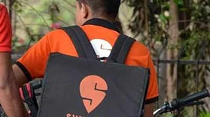 “Select a Hindu delivery person,” customer tells Swiggy, refuses to accept food delivered by Muslim man