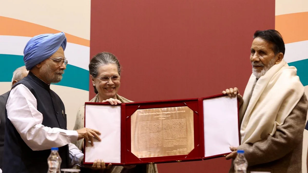 Indira Gandhi Award for National Integration conferred on environmentalist Chandi Prasad Bhatt by Congress Interim President Sonia Gandhi and Former Prime Minister Manmohan Singh