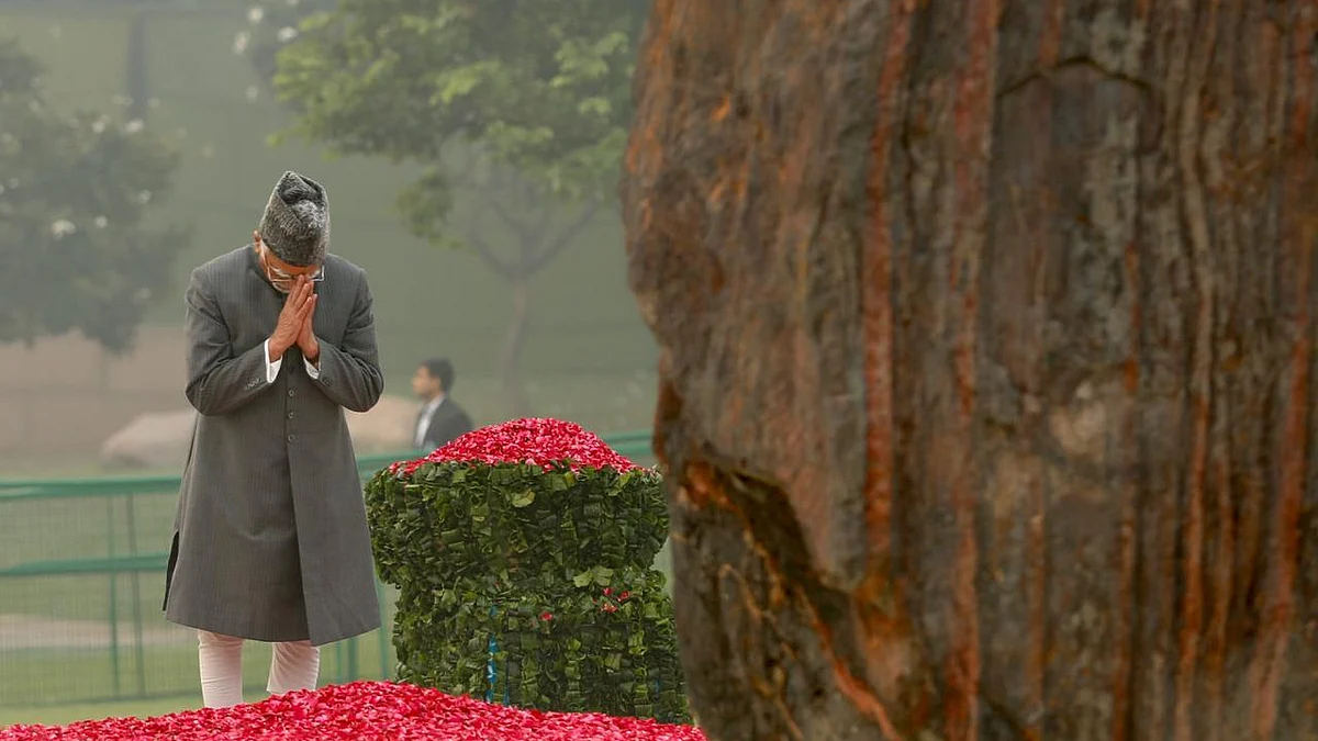 Former Vice President Hamid Ansari pays floral tribute to former prime minister Indira Gandhi on her death anniversary at Shakti Sthal, in New Delhi, Thursday, October 31, 2019 (NH Photo by Pramod Pushkarna)