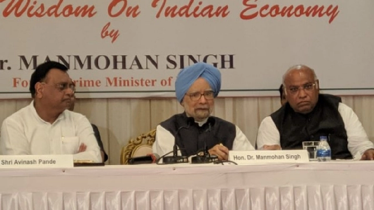 Manmohan Singh: Country hit by a grave economic crisis; govt obsessed with trying to fix blame on Opposition