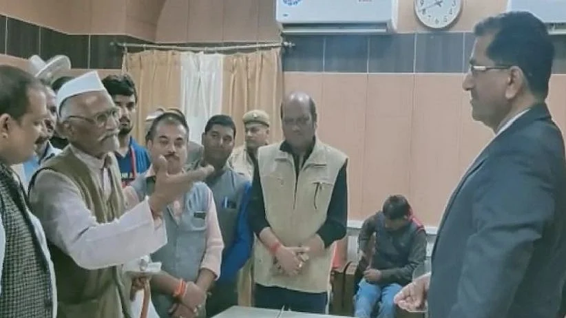 (second from left) Freedom fighter Shiv Narain Sharma interacting with CMS, Sitapur district (Photo courtesy: social media)