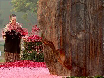 Sonia, Manmohan, Pranab pay tributes to Indira Gandhi on birth anniversary