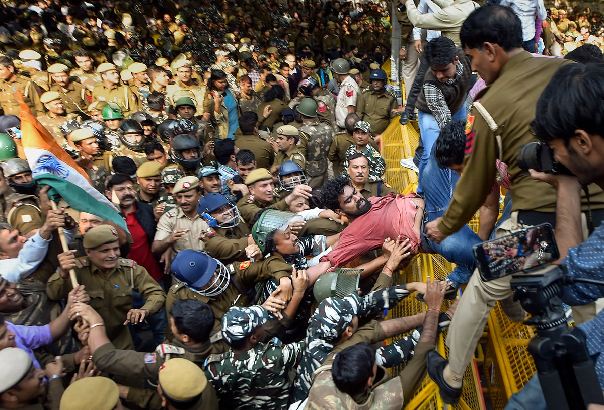 JNU Vice Chancellor Must go, say JNU teachers after police assault students