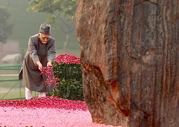Sonia, Manmohan, Pranab pay tributes to Indira Gandhi on birth anniversary