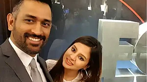Sakshi in command at home, quips Dhoni in talk about marriage