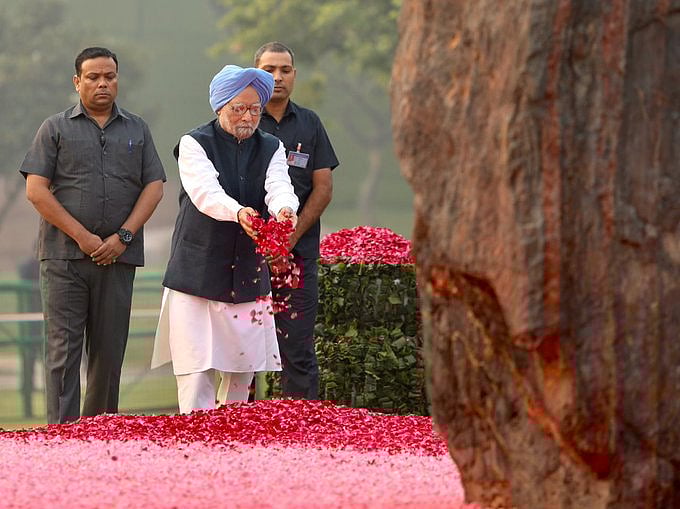 Sonia, Manmohan, Pranab pay tributes to Indira Gandhi on birth anniversary