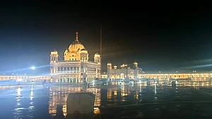 Imran waives passport for Kartarpur pilgrims, India refuses