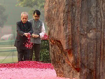 Sonia, Manmohan, Pranab pay tributes to Indira Gandhi on birth anniversary