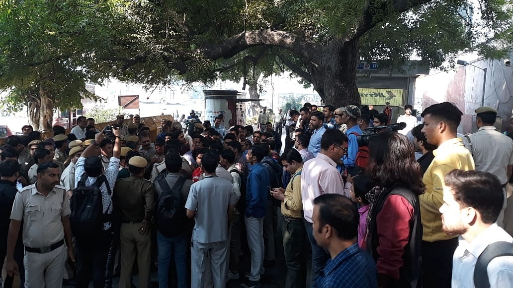 Tis Hazari violence: Best treatment and compensation to be ensured for injured advocates, cops, says Delhi LG