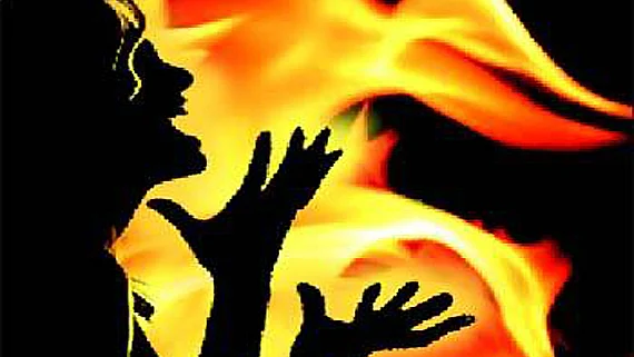 Woman sets herself afire in Delhi Park, suffers severe burns