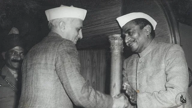 Rajendra Prasad shakes hands with PM Jawaharlal Nehru aftersigning the Constitution. 