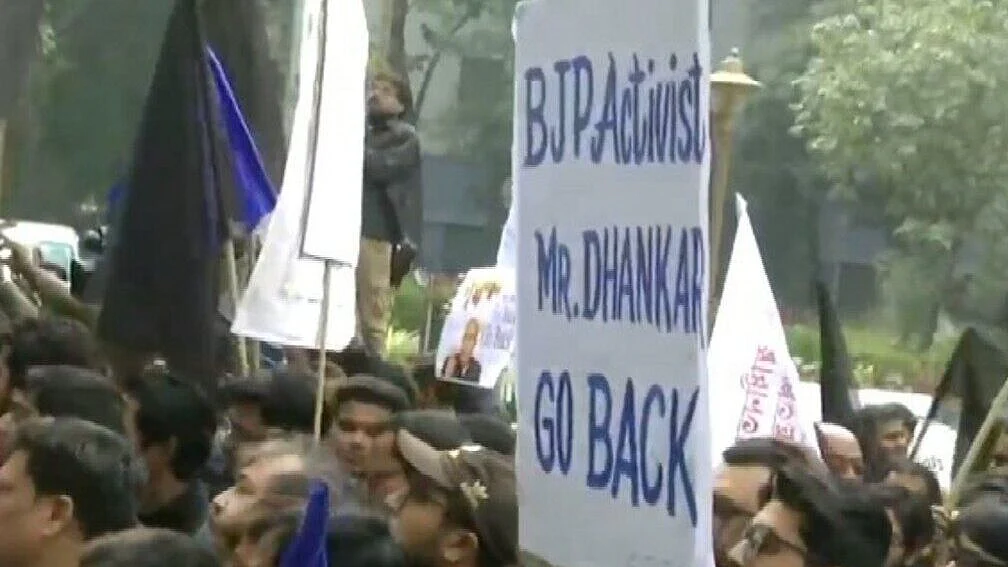 Jadavpur University students block Governor’s car, show black flags
