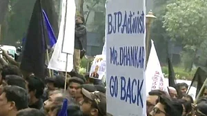 Jadavpur University students block Governor’s car, show black flags