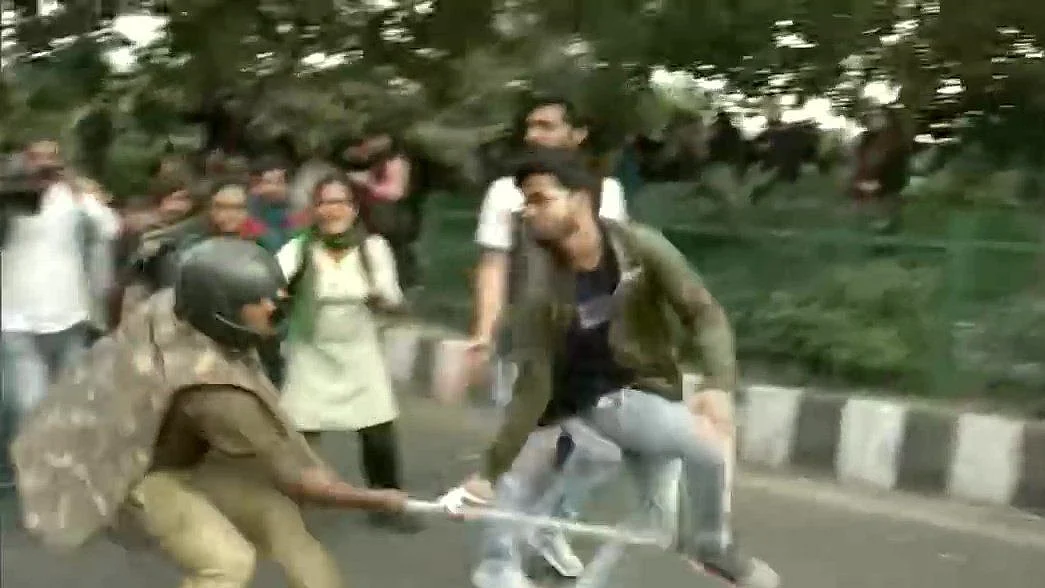 JNU students lathi charged by cops during march to Rashtrapati Bhavan
