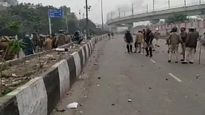 Delhi: Citizenship Act protest turns violent in Seelampur, Police lathicharge, use tear gas on protestors