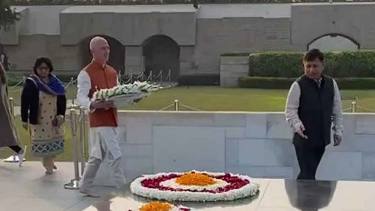 Amazon’s global CEO Jeff Bezos pays homage to Father of the Nation Mahatma Gandhi at Raj Ghat (Photo courtesy- social media)