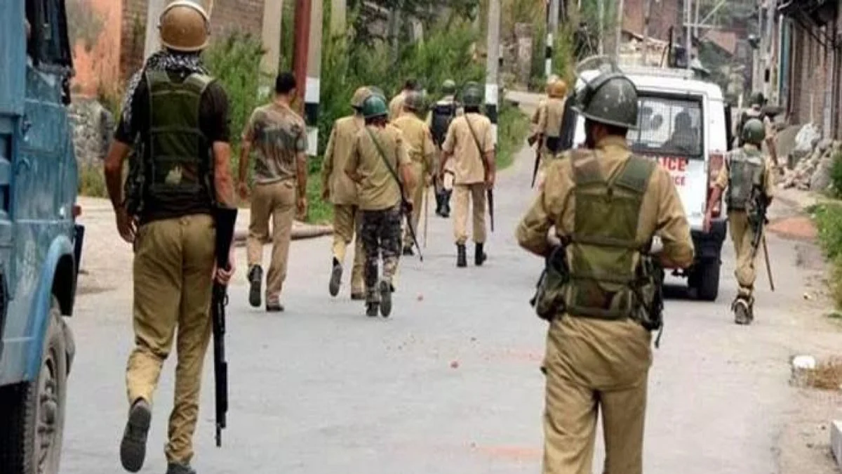 Senior J&K police officer detained with Hizbul, LeT militants in South Kashmir
