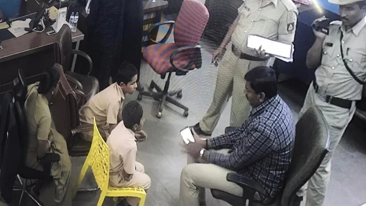 Cops questioning students in Bidar (Photo courtesy- social Media)&nbsp;