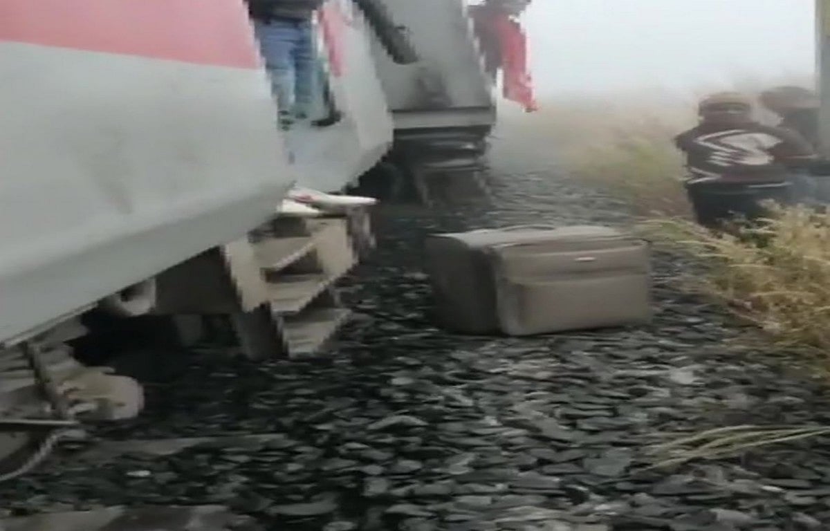 5 coaches of Lokmanya Tilak Express derail near Cuttack; 15 passengers injured 