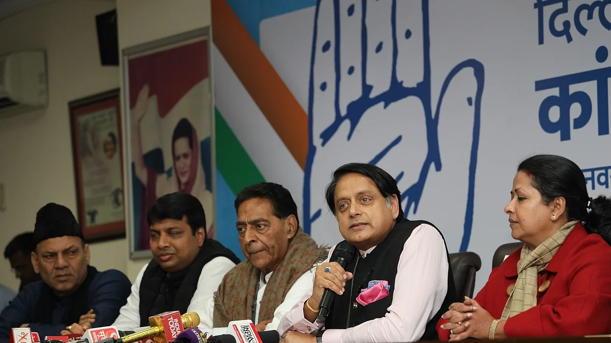 Congress leader Shashi Tharoor accompanied by Delhi party president Subhash Chopra addresses a press conference in New Delhi on Jan 10, 2020 (IANS)