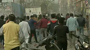 Delhi: Pro, anti-CAA protesters clash in Maujpur near Jafrabad; two injured, metro stations closed