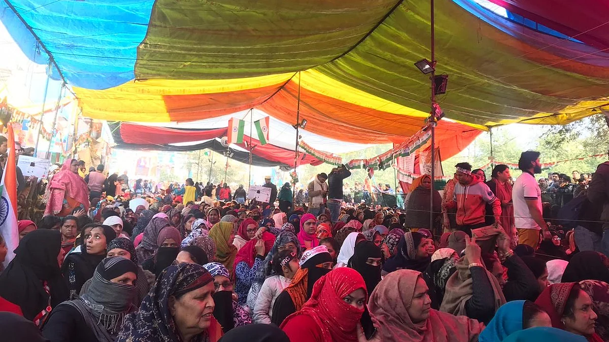Goli Nahin, Phool Barsao Saaron Par: Shaheen Bagh on Sunday, 50th day of the protest