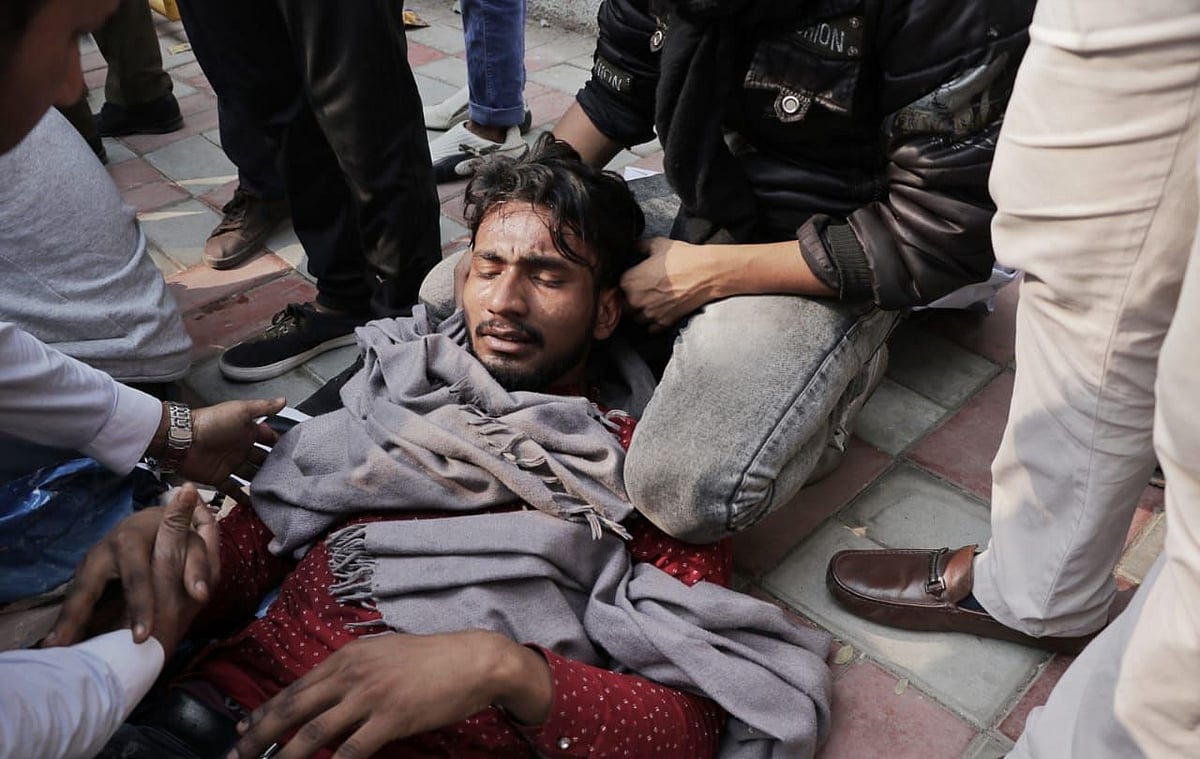 Scuffle between anti-CAA protesters and cops leaves many injured as march from Jamia to Parliament stopped