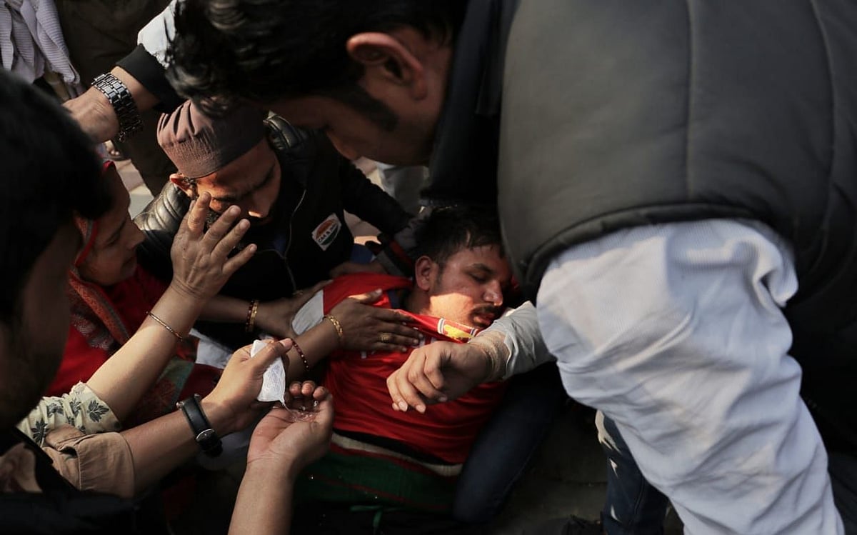 Scuffle between anti-CAA protesters and cops leaves many injured as march from Jamia to Parliament stopped
