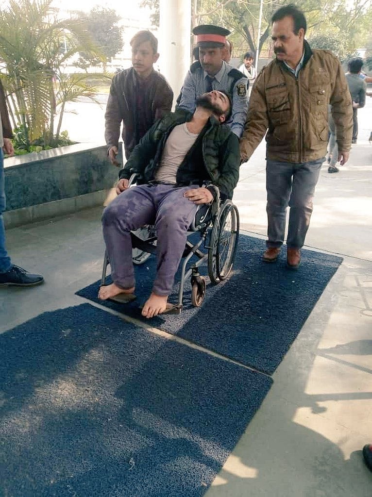 Scuffle between anti-CAA protesters and cops leaves many injured as march from Jamia to Parliament stopped