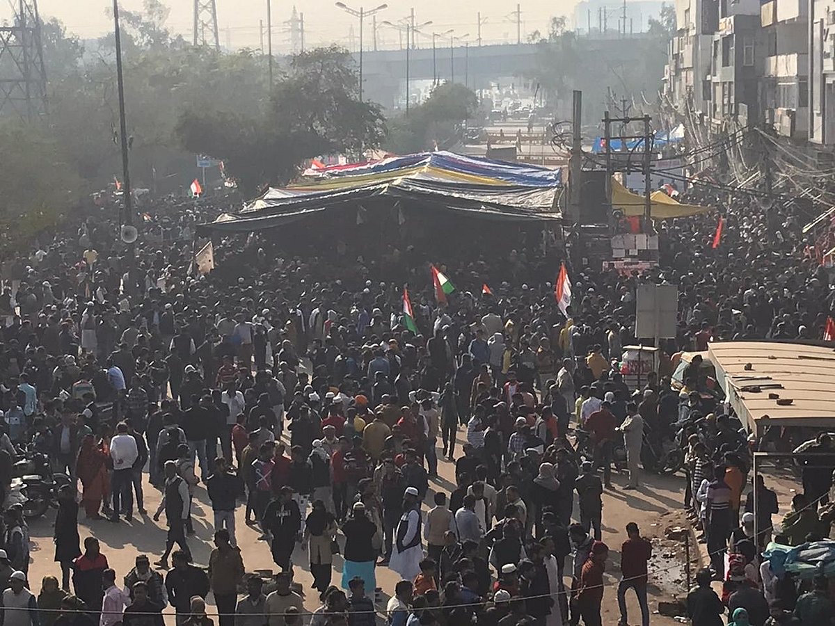 Goli Nahin, Phool Barsao Saaron Par: Shaheen Bagh on Sunday, 50th day of the protest
