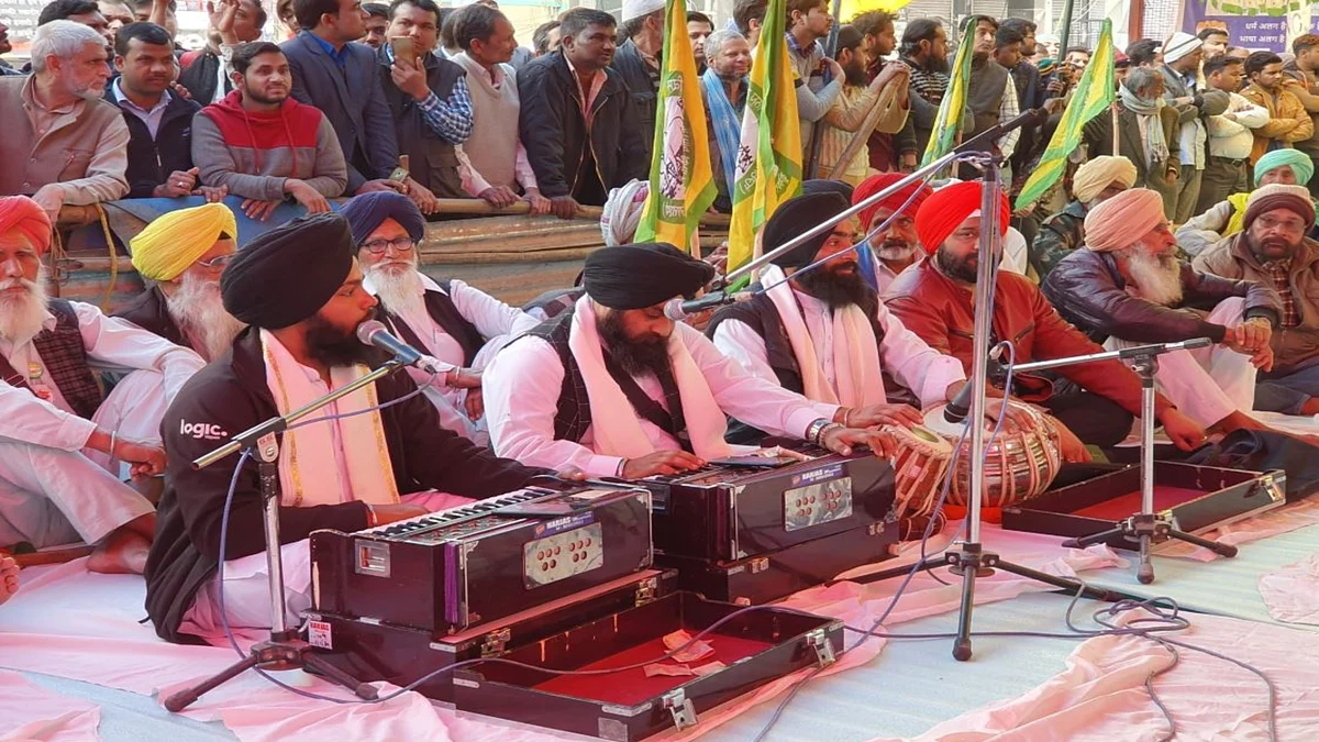 No religious divisions, people pray together at Shaheen Bagh
