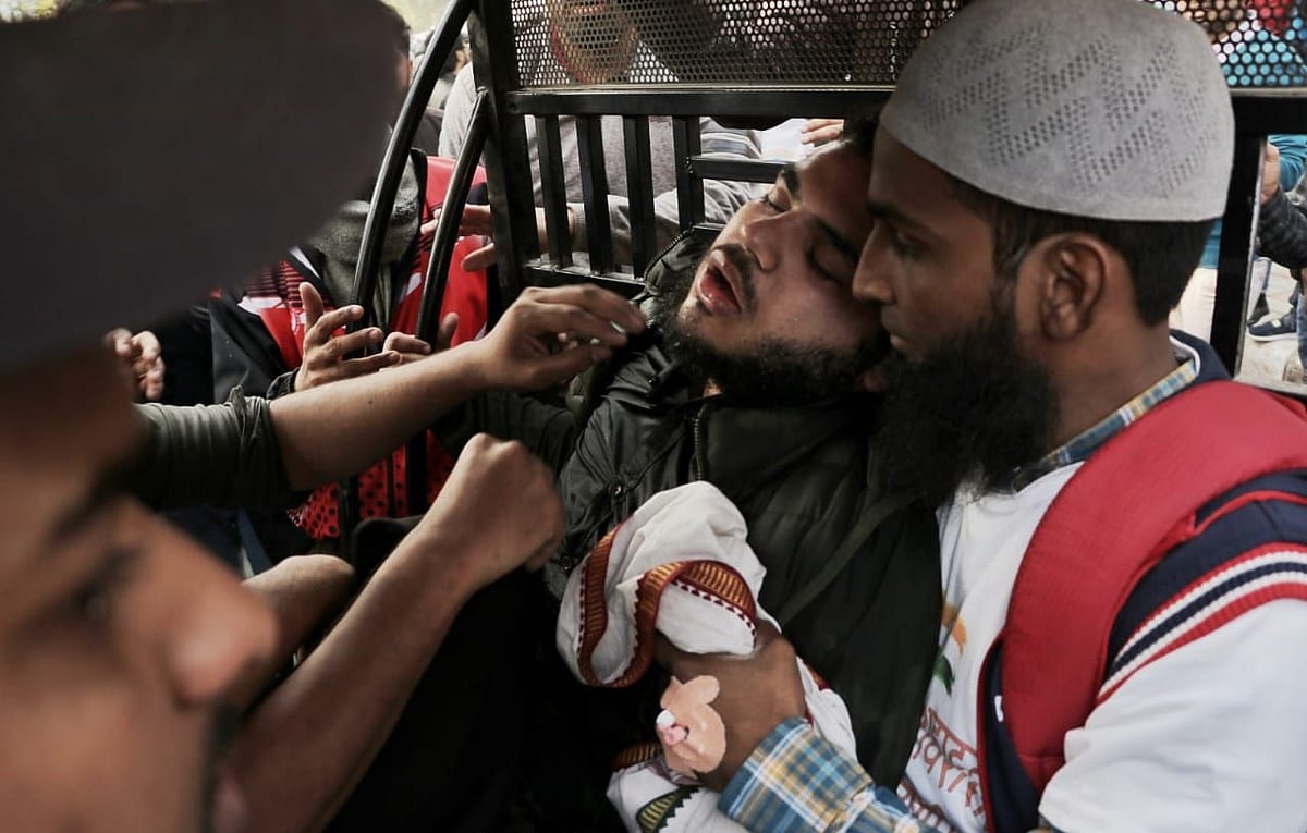 Scuffle between anti-CAA protesters and cops leaves many injured as march from Jamia to Parliament stopped