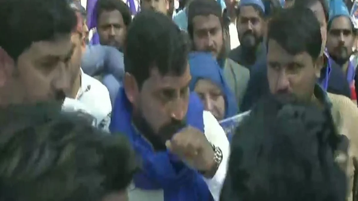 Bhim Army Chief Chandrashekhar Azad leads ‘Aarakshan Bachao’ march from Mandi House to Parliament.
