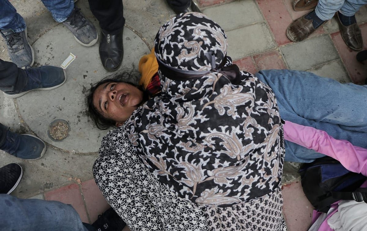 Scuffle between anti-CAA protesters and cops leaves many injured as march from Jamia to Parliament stopped