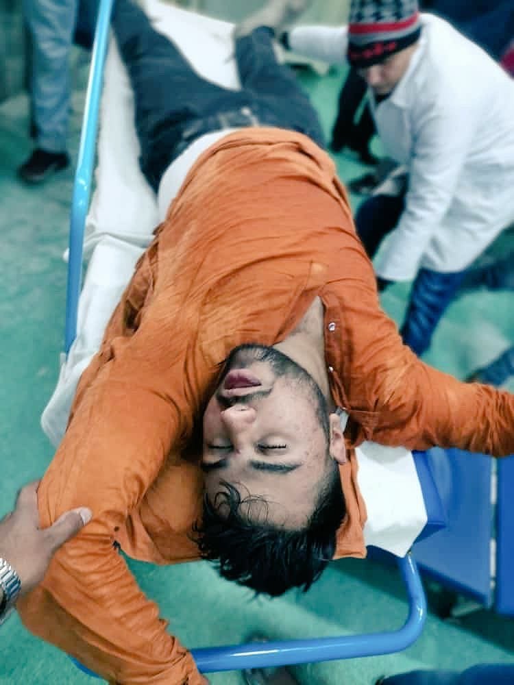 Scuffle between anti-CAA protesters and cops leaves many injured as march from Jamia to Parliament stopped