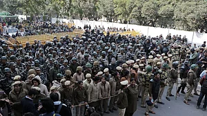 Scuffle between anti-CAA protesters and cops leaves many injured as march from Jamia to Parliament stopped