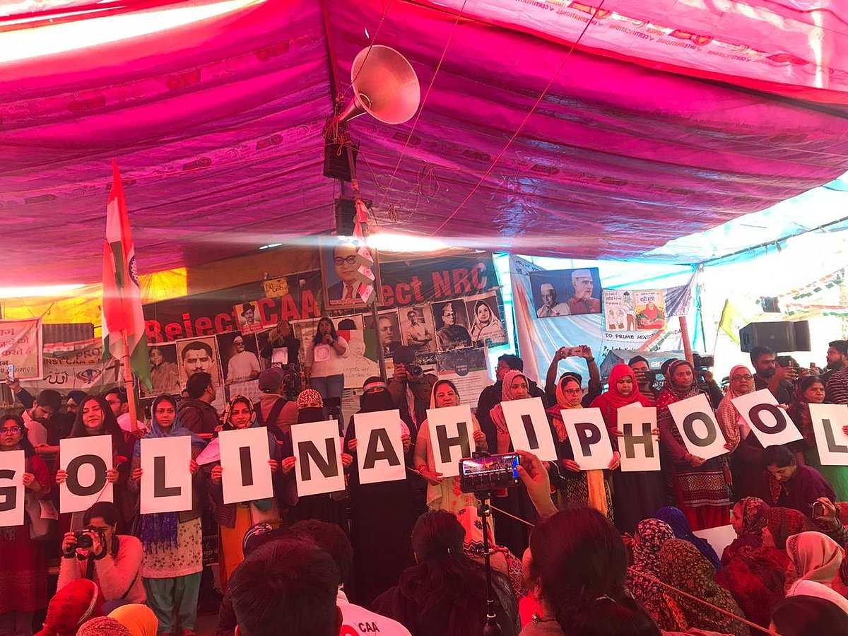 Goli Nahin, Phool Barsao Saaron Par: Shaheen Bagh on Sunday, 50th day of the protest