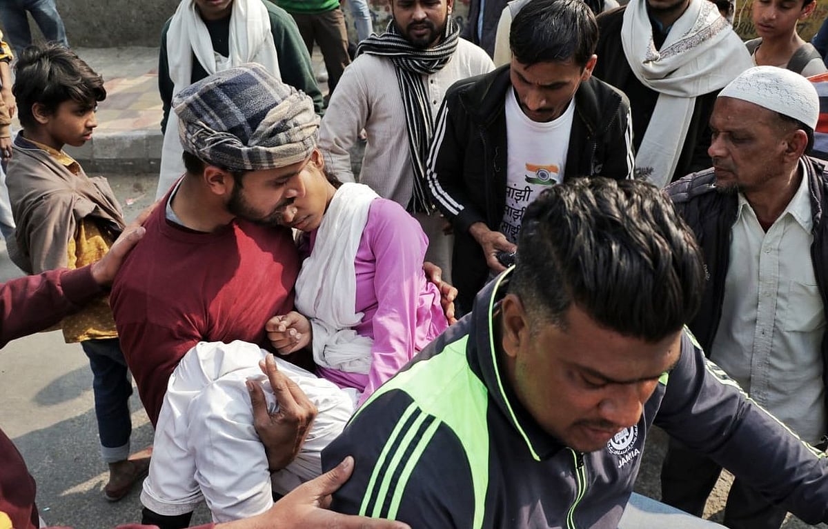 Scuffle between anti-CAA protesters and cops leaves many injured as march from Jamia to Parliament stopped