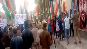 WATCH: Group of men raises ‘Jai Shri Ram’ and ‘Goli Maaro...’ slogans near Jamia Millia Islamia