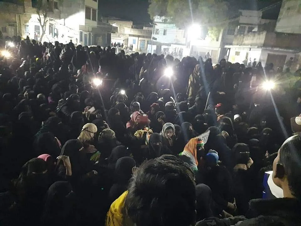 Uttar Pradesh: Anti-CAA protesters in Azamgarh lathi charged by police, women and children injured