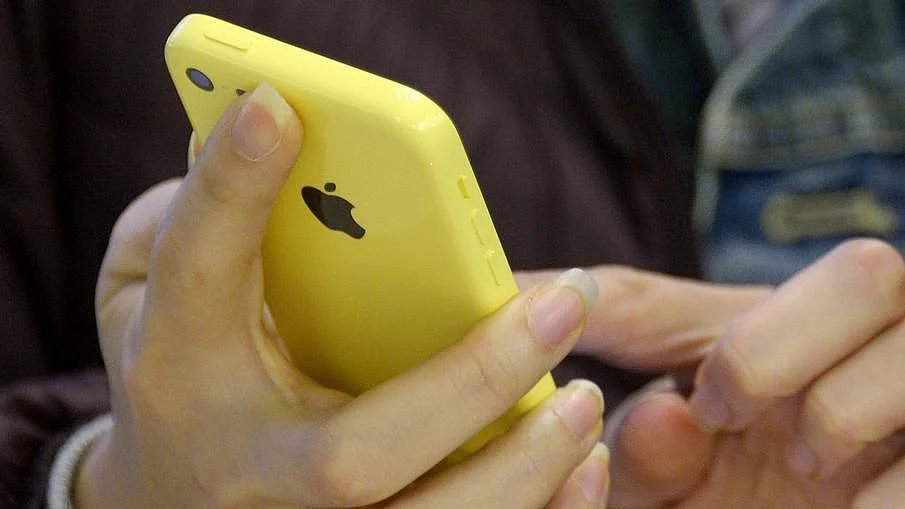 Apple fined €25 million for slowing iPhone software